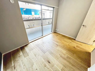 【洋室】 | コーポあびこ | リノベーションで綺麗な壁や床で室内が明るくなりますね！爽やかな気分でお過ごしいただけますよ☆