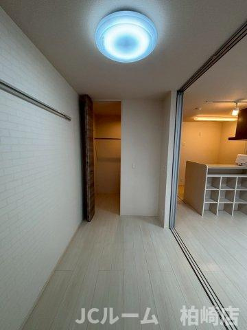 柏崎市半田１丁目のアパートの洋室