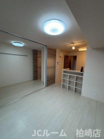 柏崎市半田１丁目のアパートの居間・リビング
