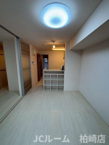 柏崎市半田１丁目のアパートの居間・リビング
