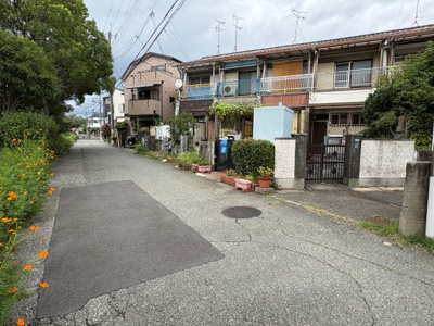 【前面道路含む現地写真】 | 伊丹中野西の家 | 前面の接道の様子