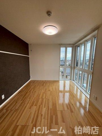 柏崎市松美１丁目のアパートの洋室