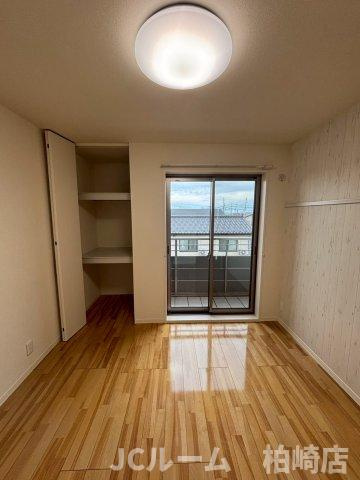 柏崎市松美１丁目のアパートの洋室