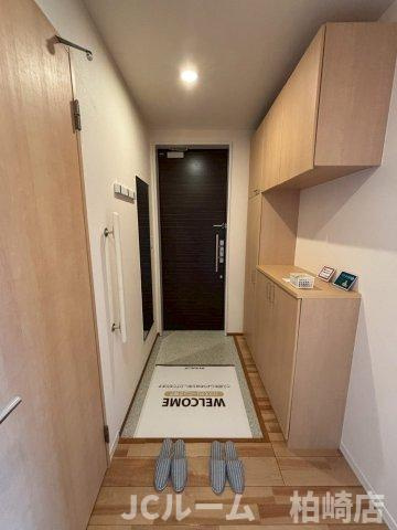 柏崎市松美１丁目のアパートの玄関