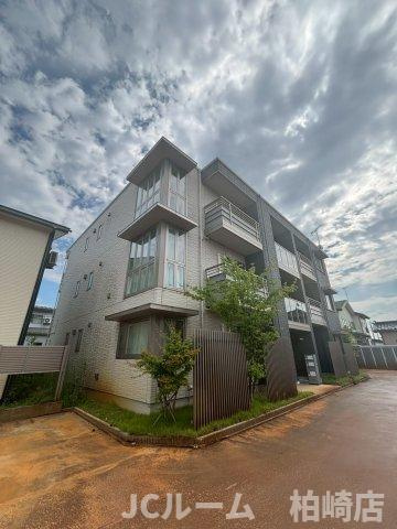 柏崎市松美１丁目のアパートの外観