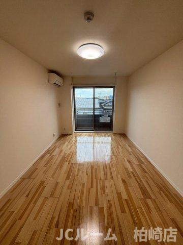 柏崎市松美１丁目のアパートの居間・リビング