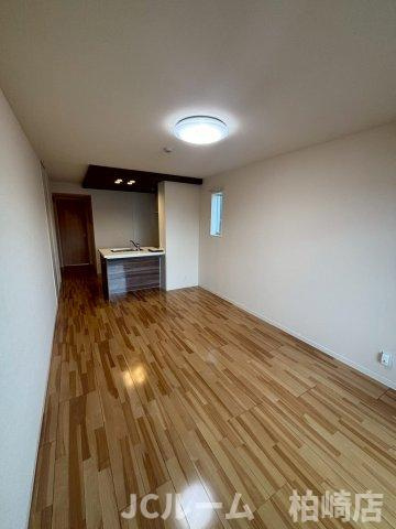 柏崎市松美１丁目のアパートの居間・リビング