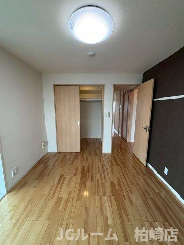 柏崎市松美１丁目のアパートの洋室