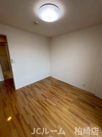 柏崎市松美１丁目のアパートの洋室