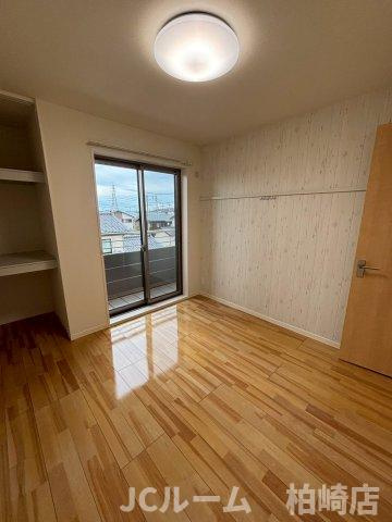 柏崎市松美１丁目のアパートの洋室
