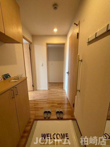 柏崎市松美１丁目のアパートの玄関
