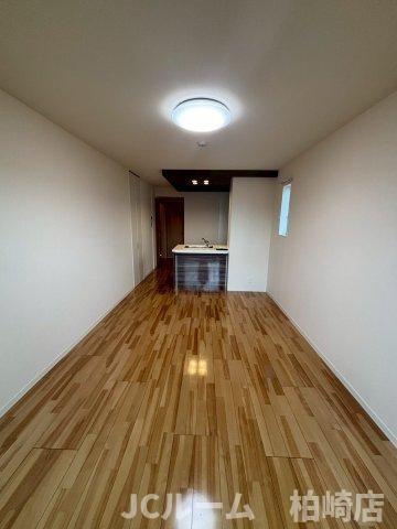 柏崎市松美１丁目のアパートの居間・リビング