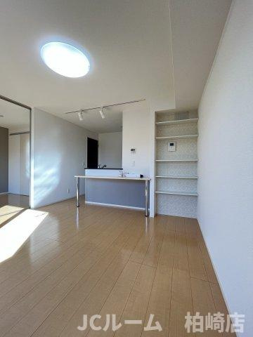 柏崎市豊町のアパートの居間・リビング