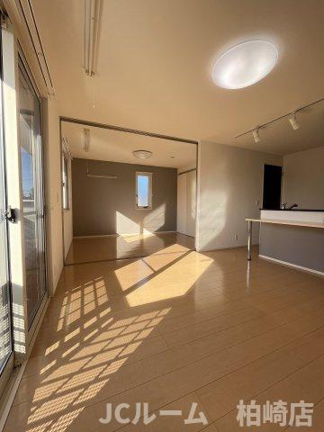 柏崎市豊町のアパートの居間・リビング