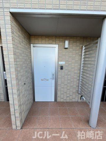 柏崎市豊町のアパートのエントランス