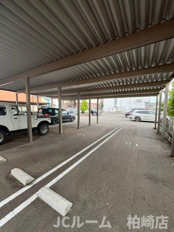 柏崎市豊町のアパートの駐車場
