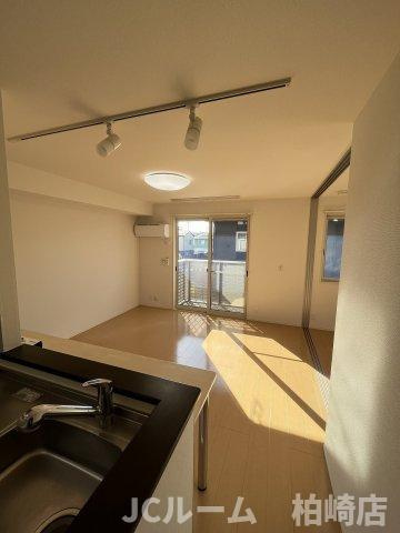 柏崎市豊町のアパートの居間・リビング