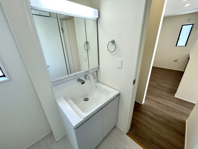 【独立洗面台】 | 【新築分譲住宅】東根市六田3期　全4棟 | 十分な大きさの洗面台は、身だしなみチェックや歯磨きなど、朝の慌ただしい時間でも余裕とゆとりを感じて頂けます。