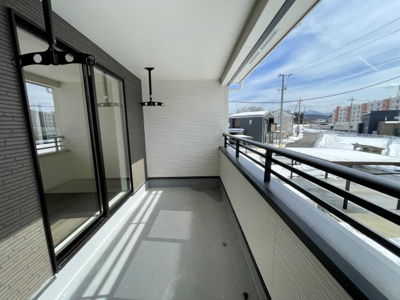 【バルコニー】 | 【新築分譲住宅】東根市六田3期　全4棟 | 1日の疲れを癒し、心地よく寛げるようゆったりとした広さを確保しています。プライベートタイムをより優雅に穏やかに…。落ち着いた雰囲気を紡ぎます。