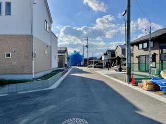 【前面道路含む現地写真】 | 全棟、幅6メートルの広い道路に面しており、ストレス少なく出入りできます。