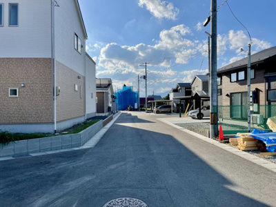 【前面道路含む現地写真】 | 【新築分譲住宅】東根市六田3期　全4棟 | 全棟、幅6メートルの広い道路に面しており、ストレス少なく出入りできます。