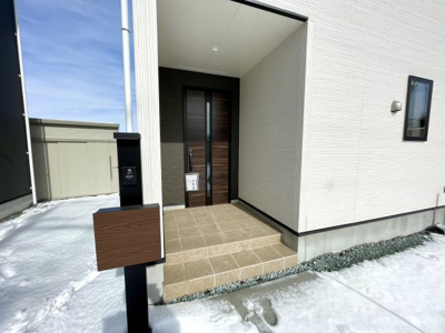 【玄関】 | 【新築分譲住宅】東根市六田3期　全4棟 | 玄関ポーチもあり、雨や雪の日でも安心です♪