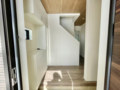 【玄関】 | 【新築分譲住宅】東根市六田3期　全4棟 | お客様をお迎えする玄関は落ち着いた雰囲気。帰り着くたびに洗練されたテイストの空間に迎えられ誇りと喜びを感じる玄関まわりです。