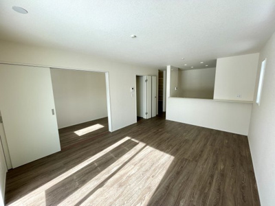 【居間・リビング】 | 【新築分譲住宅】東根市六田3期　全4棟 | 家族と過ごすひと時を溢れる光が優しく包み込むリビングダイニング。家族とともに、心穏やかに過ごすひととき。家族との時間、自分の時間を大切にできる空間がここにあります。