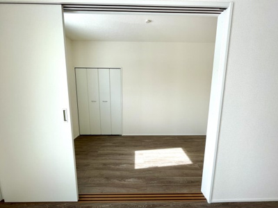 【洋室】 | 【新築分譲住宅】東根市六田3期　全4棟 | リビングに隣接したお部屋です♪