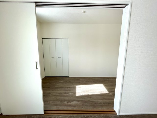 【洋室】 | 【新築分譲住宅】東根市六田3期　全4棟 | リビングに隣接したお部屋です♪