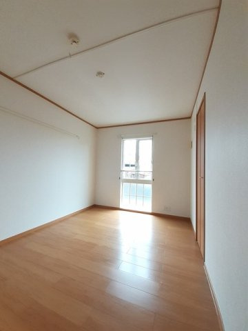 エスポワ－ル　Ⅱ号館の内装|明るい室内です