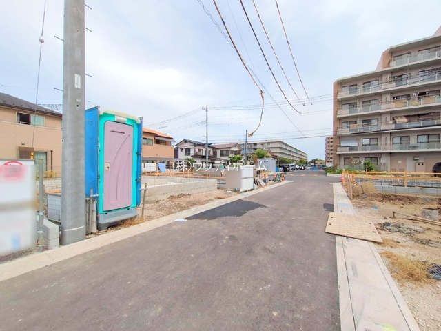 春日部市小渕　新築一戸建て　9号棟の前面道路含む現地写真