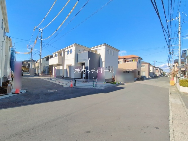 春日部市小渕　新築一戸建て　10号棟の前面道路含む現地写真
