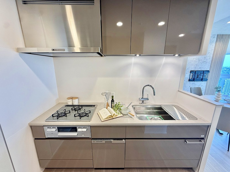 ブリリアタワー池袋ウエストのキッチン|システムキッチンには食器洗い乾燥機を完備 家事の時短や光熱費の削減につながります