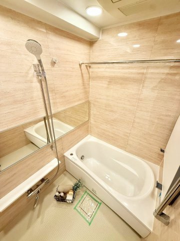 ブリリアタワー池袋ウエストの浴室|浴室換気乾燥機を完備したバスルームでどんな天気でも洗濯が可能です