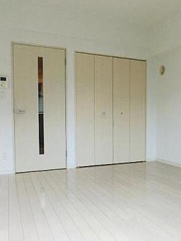 ベルペトラの居間・リビング|反転間取りの別号室参考写真