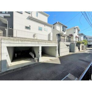 Luminosus新百合山手の駐車場