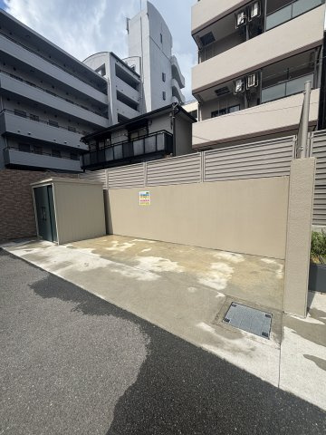 ワコーレ神戸三宮G.C.の駐車場