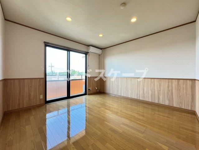 ラ・フレイズIIの居間・リビング|高崎、前橋、伊勢崎エリアのお部屋探しはエンドスケープまで！お客様の理想お聞かせ下さい♪
内装の一部が画像と異なる場合がございます。