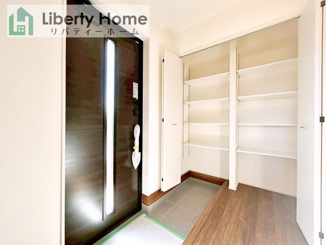 古河市鴻巣第6　新築戸建　3号棟の玄関