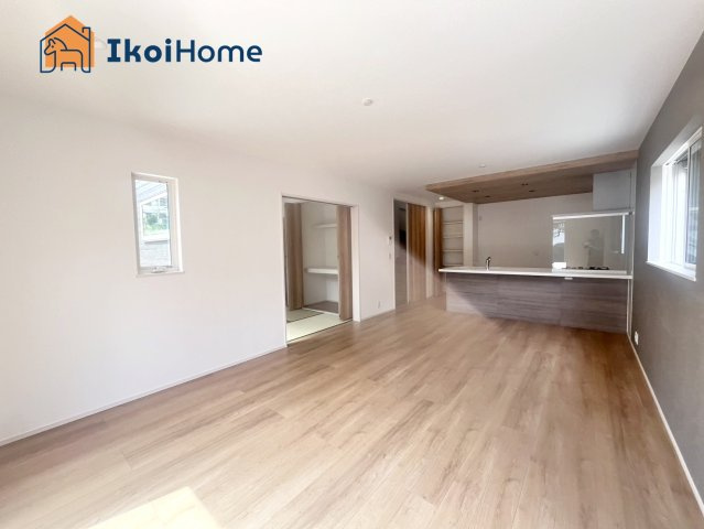 神戸市西区秋葉台2丁目　新築戸建　の居間・リビング|【ホームページに現地動画掲載中】●年中無休：当日予約可●オプションなどを住宅ローンに組込む事も可能です