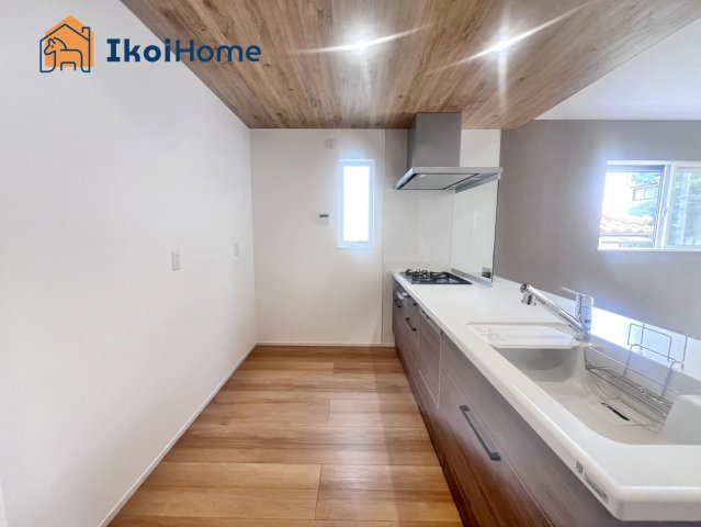 神戸市西区秋葉台2丁目　新築戸建　のキッチン|【ホームページに現地動画掲載中】●年中無休：当日予約可●キッチン同色のカップボードご依頼も承ります