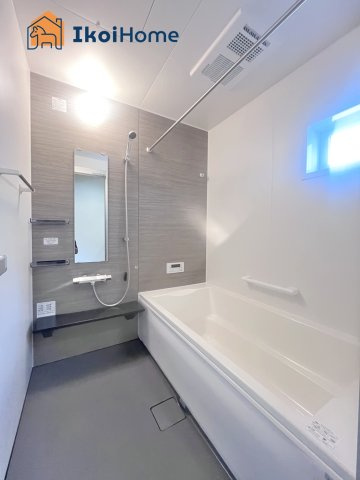 神戸市西区秋葉台2丁目　新築戸建　の浴室|【ホームページに現地動画掲載中】●年中無休：当日予約可●小窓ございますので通気・換気良好です。