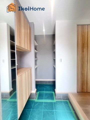 神戸市西区秋葉台2丁目　新築戸建　の玄関|【ホームページに現地動画掲載中】●年中無休：当日予約可●玄関は大きな靴箱が完備！大変便利でございます