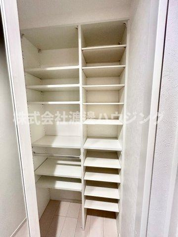 ルミエールシャルム江坂の収納|天井高シューズBOX