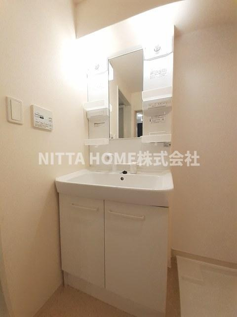 セレーノ今宮の洗面所|シャワー付きの洗面台朝の準備も楽々です♪