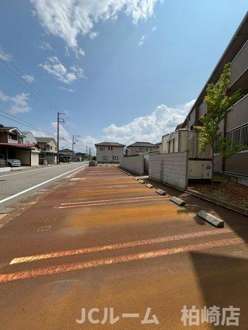 柏崎市豊町のアパートの駐車場