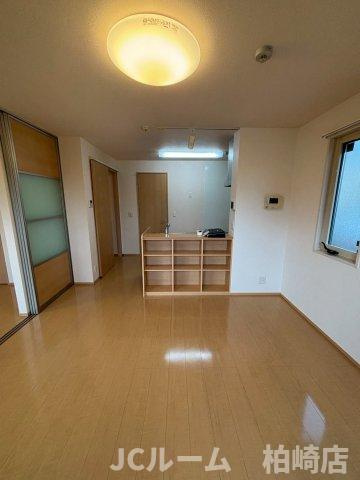 柏崎市豊町のアパートの居間・リビング