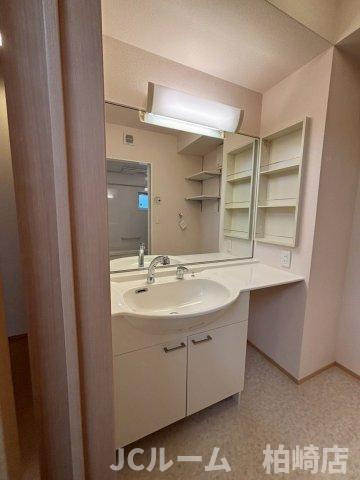 柏崎市豊町のアパートの独立洗面台