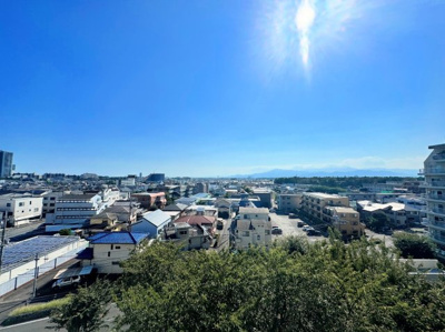 【展望】 | 相模原リリエンハイム C号棟 | ◆気持ちのいい空が見渡せる広いバルコニー。爽やかな風を感じて、心躍る素敵な暮らしがはじまります。通風・採光にも優れ、心地よい光と風があふれています♪